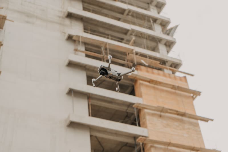Drone fotogramétrico sobrevoando obra em construção