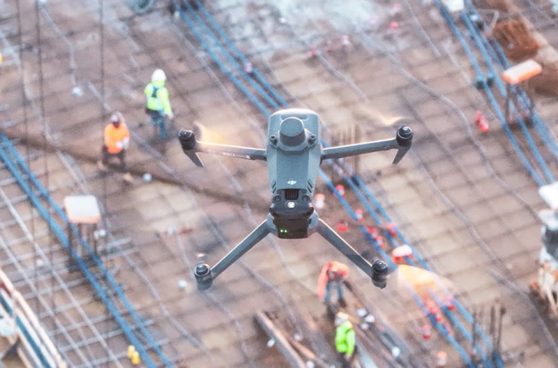 Drone sobrevoando armação de obra em construção
